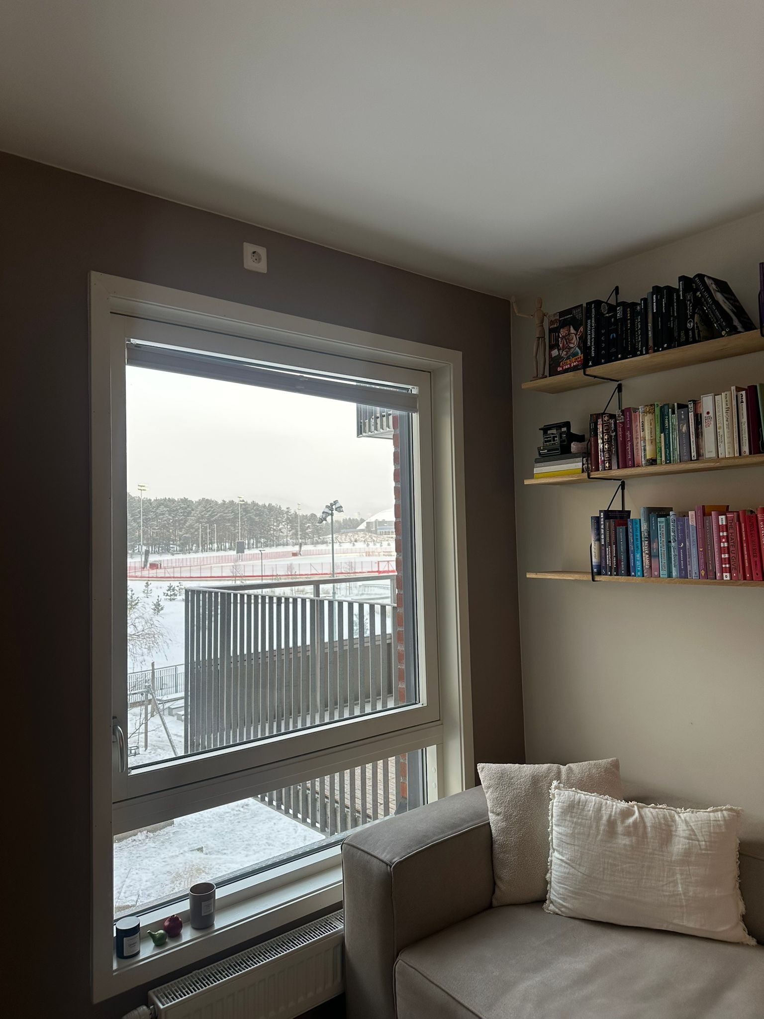 Utsikt mot Valle Hovin kunstisbane og tur- og joggeområde. Grønt og frodig på sommerhalvåret 